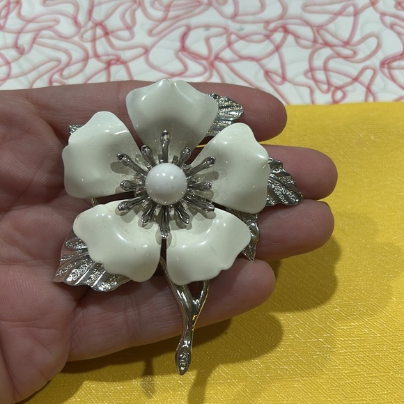 SARAH COVENTRY VINTAGE BROOCH WHITE ENAMEL FLOWER PIN SIGNED SILVER TONE - Picture 5 of 5